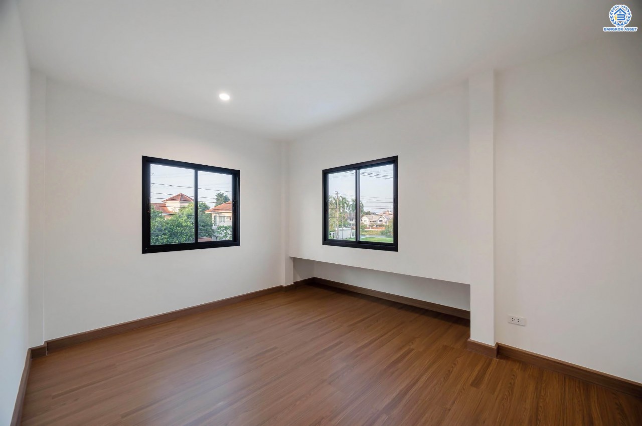 บ้านมือสองตกแต่งใหม่ โครงการ กฤษดานคร เลค แอนด์ พาร์ค บรมราชชนนี-พุทธมณฑลสาย3 เนื้อที่ 75 ตร.ว. บนพื้นที่ใช้สอย 121 ตร.ม. ฟังก์ชัน 3 ห้องนอน 2 ห้องน้ำ จอดรถได้ 2 คัน พร้อม 1 ห้องอเนกประสงค์บนทำเลศักยภาพเชื่อมต่อหลายเส้นทาง ใกล้เซ็นทรัลปิ่นเกล้า ม.มหิดล และทางด่วน "ศรีรัช"